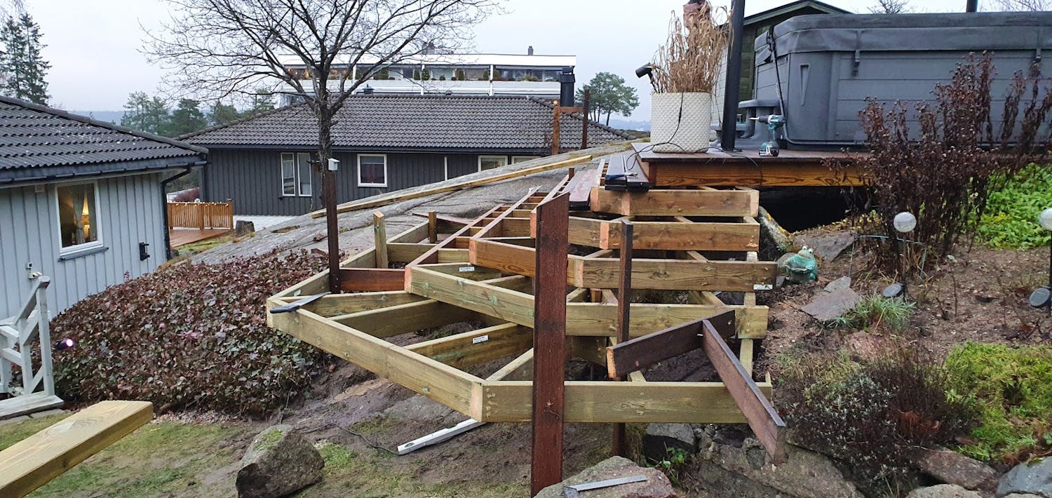 Indbygget pergola med amfiteaterterrasse Indbygget pergola med amfiteaterterrasse